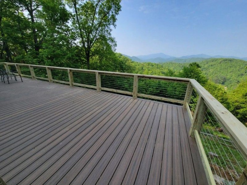 Custom Deck built by Mountain Fence & Deck in Western North Carolina
