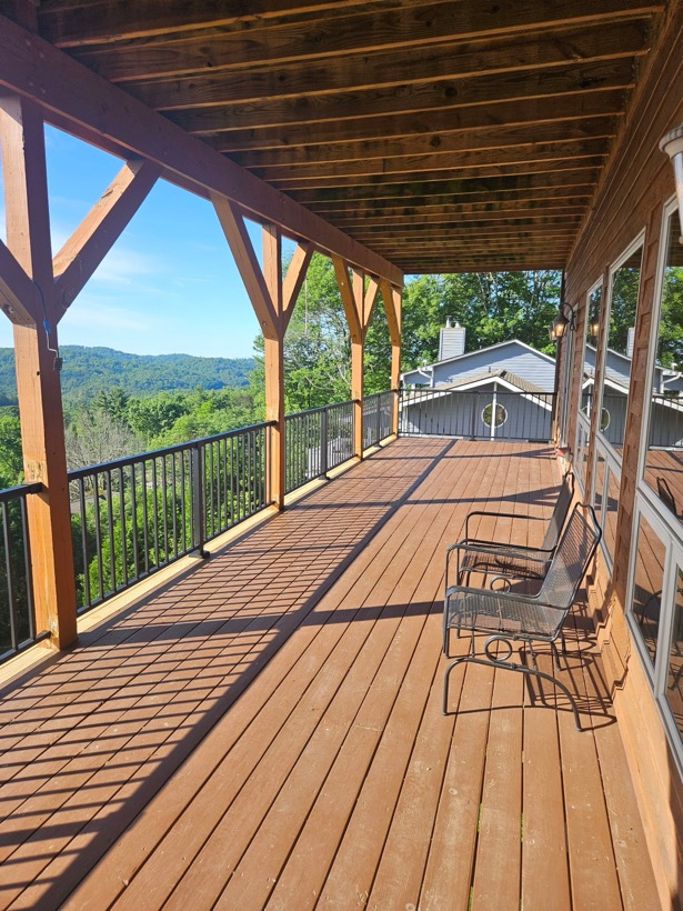 Custom Deck built by Mountain Fence & Deck in Western North Carolina